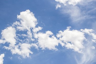 Herhangi bir tasarım için mavi gökyüzünde beyaz bulutlar