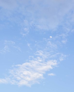 Herhangi bir tasarım için mavi gökyüzünde beyaz bulutlar