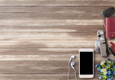 İş ve seyahat kavramlı ofis masası.