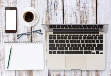 Dizüstü bilgisayar ve kağıt üzerinde web sitesi fikri. Bilgisayarlı çalışma masasının üst görünümü