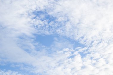 Mavi arkaplanı olan güzel beyaz bulutlar