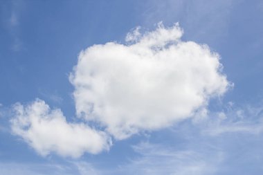 Mavi arkaplanı olan güzel beyaz bulutlar