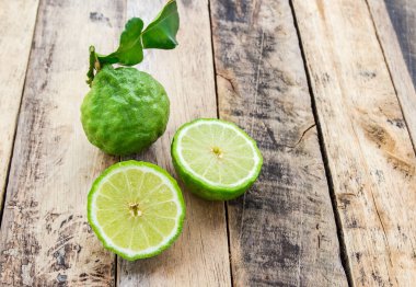Bergamot ahşap masa arka plan, (Güney Afrika'da bir kabile kireç üzerinde kapatın)