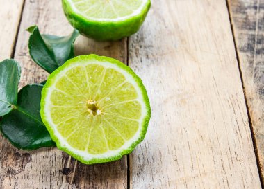 Bergamot ahşap masa arka plan, (Güney Afrika'da bir kabile kireç üzerinde kapatın)