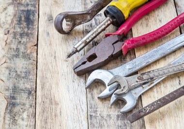 Ahşap masa arka plan üzerinde kullanılan araçlar demet kapatın