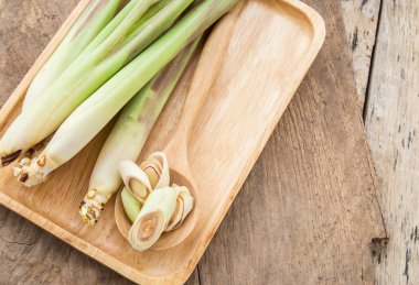 Ahşap masa arka plan üzerinde taze limon otu