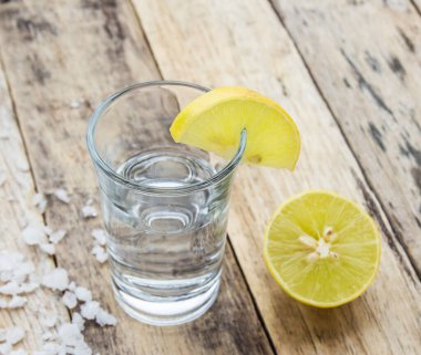 Ahşap masa arka plan üzerinde limonlu votka