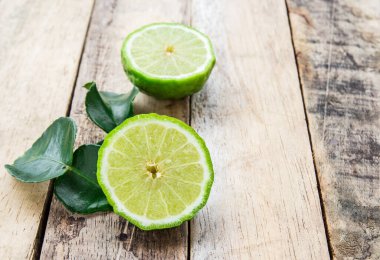 Bergamot ahşap masa arka plan, (Güney Afrika'da bir kabile kireç üzerinde kapatın)