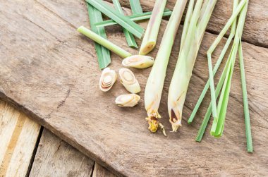 Ahşap masa arka plan üzerinde taze limon otu