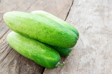 Ahşap masa arka plan üzerinde taze salatalık