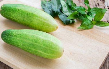 Ahşap masa arka plan üzerinde taze salatalık