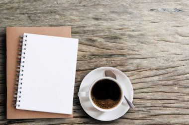 Ahşap tablo kopya alanı boş not defteri ve kahve Kupası