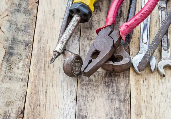 Ahşap masa arka plan üzerinde kullanılan araçlar demet kapatın