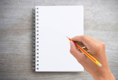 Erkek el ahşap masa arka plan kopya alanı metni üzerinde büyük bir not defteri yazma