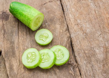 Ahşap masa arka plan üzerinde taze salatalık