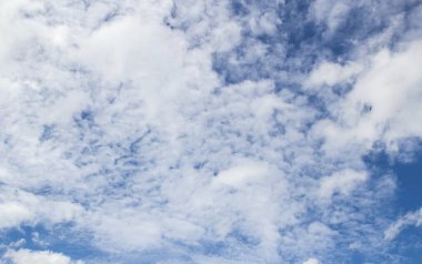 Mavi arkaplanı olan güzel beyaz bulutlar