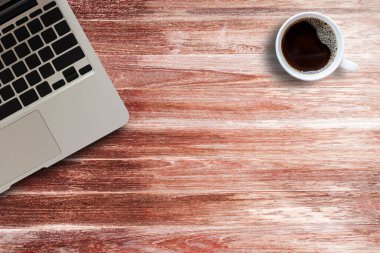 Ofis Resepsiyon vintage ahşap çalışma masa laptop ve kahve ile. Kopya alanı ile Üstten Görünüm.