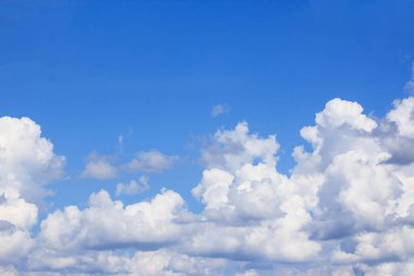 Herhangi bir tasarım için bulut beyaz arka plan ile mavi gökyüzü. gökyüzü arka plan kopya alanı ile