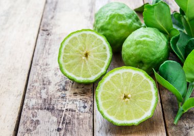 Bergamot ahşap masa arka plan, (Güney Afrika'da bir kabile kireç üzerinde kapatın)