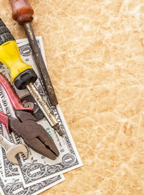 Doları banknot ve eski kağıt arka plan üzerinde araçları
