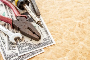 Doları banknot ve eski kağıt arka plan üzerinde araçları
