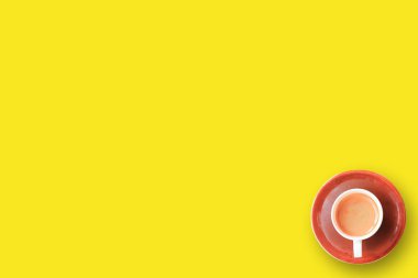 Sarı arka planda kırmızı kahve fincanı ve yapraklar ve her tasarım için kopyalama alanı