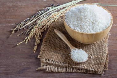 Kase ve eski ahşap masa arka plan kopya alanı ile torba pirinç yasemin