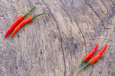 Eski bir ahşap zemin üzerine taze kırmızı biber. kopya alanı