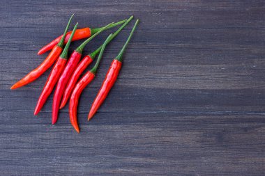 Eski ahşap arka plan kopya alanı ile üzerinde taze kırmızı biber