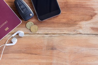 Akıllı telefon ve pasaport kulak telefon ile ahşap masa üzerinde. kopya alanı