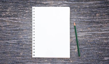 Tablo arka plan boş not defteri ve kalem ofis ahşap üzerine. İş kavramı kopya alanı için herhangi bir tasarım ile