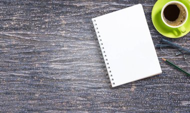 Tablo arka plan boş not defteri, gözlük ve kahve ofis ahşap üzerine kalemle. İş kavramı kopya alanı için herhangi bir tasarım ile