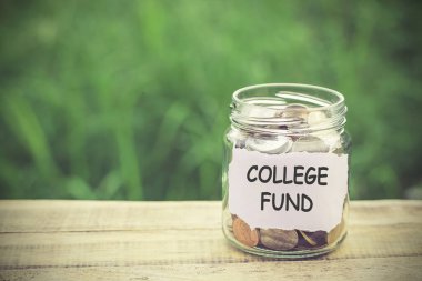 Filtre etkisi retro vintage tarzı ahşap tablo kavanoza para. Para ve iş kavramı