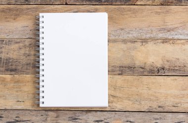 Açık boş not defteri boş beyaz sayfalarla herhangi bir tasarım için ahşap masa arka plan üzerinde döşeme