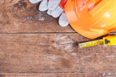 Ahşap masa üzerinde inşaat güvenlik ekipmanları. Üstten Görünüm