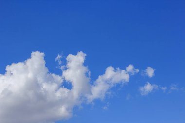 Herhangi bir tasarım için bulut beyaz arka plan ile mavi gökyüzü. gökyüzü arka plan kopya alanı ile