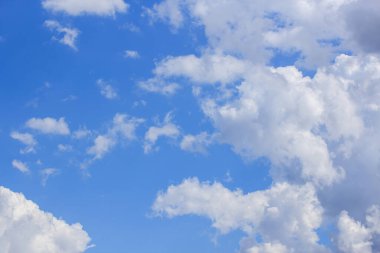 Herhangi bir tasarım için bulut beyaz arka plan ile mavi gökyüzü. gökyüzü arka plan kopya alanı ile