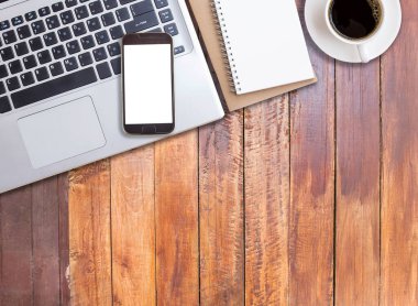 Ofis büro dizüstü bilgisayar ve akıllı telefon. Stüdyo ahşap arka plan üzerine vurdu. Ofis Resepsiyon iş kavramı