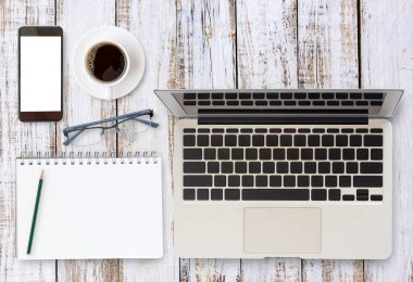 Dizüstü bilgisayar ve web sitesinin fikir kağıt üzerinde. Çalışma Masası bilgisayar, telefon, kalem, bardak, kahve fincanı ile en iyi görünümü. kopya alanı ile tasarımı için