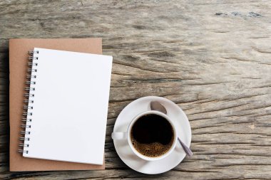 Ahşap tablo kopya alanı boş not defteri ve kahve Kupası