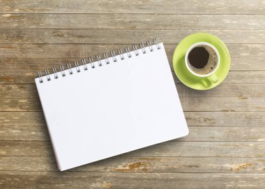 Boş kağıt defter ile kalem ve ahşap masa üzerinde kahve. Yukarıdan görüntüleyin. Ofis, banka donatımı ve gadget'lar Resepsiyon masasında. Çalışma Resepsiyon Masa kavramı. Yazılı notlar.