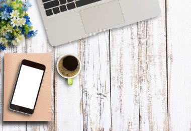 Dizüstü bilgisayar, fincan kahve ve çiçek ile ofis resepsiyon masası. Kopya alanı (seçici odak ile Üstten Görünüm)