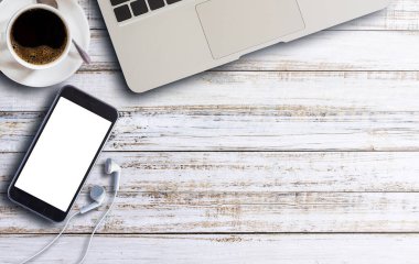 Akıllı telefon, kulaklık ve dizüstü bilgisayar kopya alanı eski ahşap zemin üzerine kahve. Üstten Görünüm