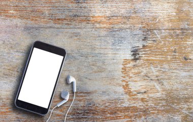 Akıllı telefon ve kulaklık kopya alanı eski ahşap zemin üzerine. Üstten Görünüm