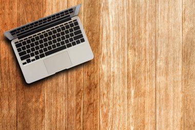 Dizüstü bilgisayar kopya alanı görünümle ahşap masa üstü. Ofis, banka donatımı ve gadget'lar Resepsiyon masasında. Çalışma Resepsiyon Masa kavramı.