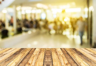 Seçilen odak perspektif ahşap masa ve kafeterya bokeh görüntü ile arka plan bulanıklık. Fotomontaj veya ürün ekran.
