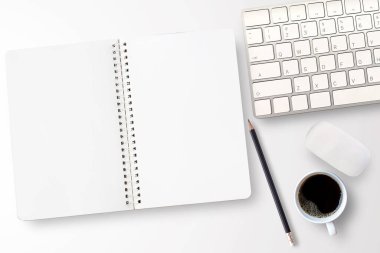 Boş defter, işyerindeki beyaz arka planda mini fare ve klavyeli kahve fincanı. Tasarımınız için kopyalama alanı olan en üst görünüm.