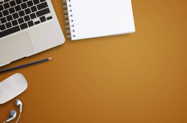 Bilgisayarı, kulaklığı, defteri ve kahve fincanı olan ofis masası manzarası. Şişko. 