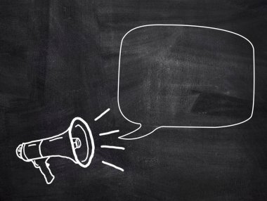 Beyaz megafon ve konuşma balonu tahtada. İlham ve motivasyonla kavram.