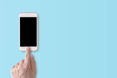 Mavi arka planda boş ekranlı akıllı telefon kullanan bir kadının en iyi görüntüsü. Banner promosyon fikirleri için iş pazarlaması.